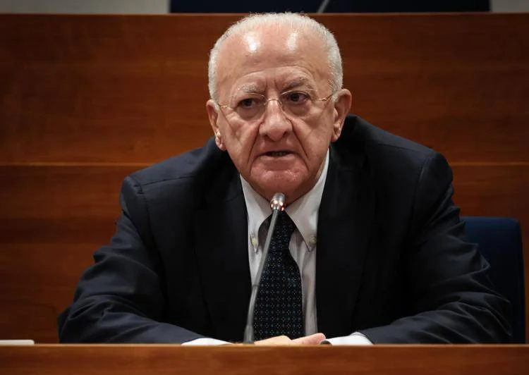 vincenzodeluca_consiglio_fg DE LUCA, SINDACO DI SALERNO: SE UN MINORE DI 14 ANNI FA UN DANNO, I GENITORI PAGHERANNO UN'AMMENDA DI 20 MILA EURO